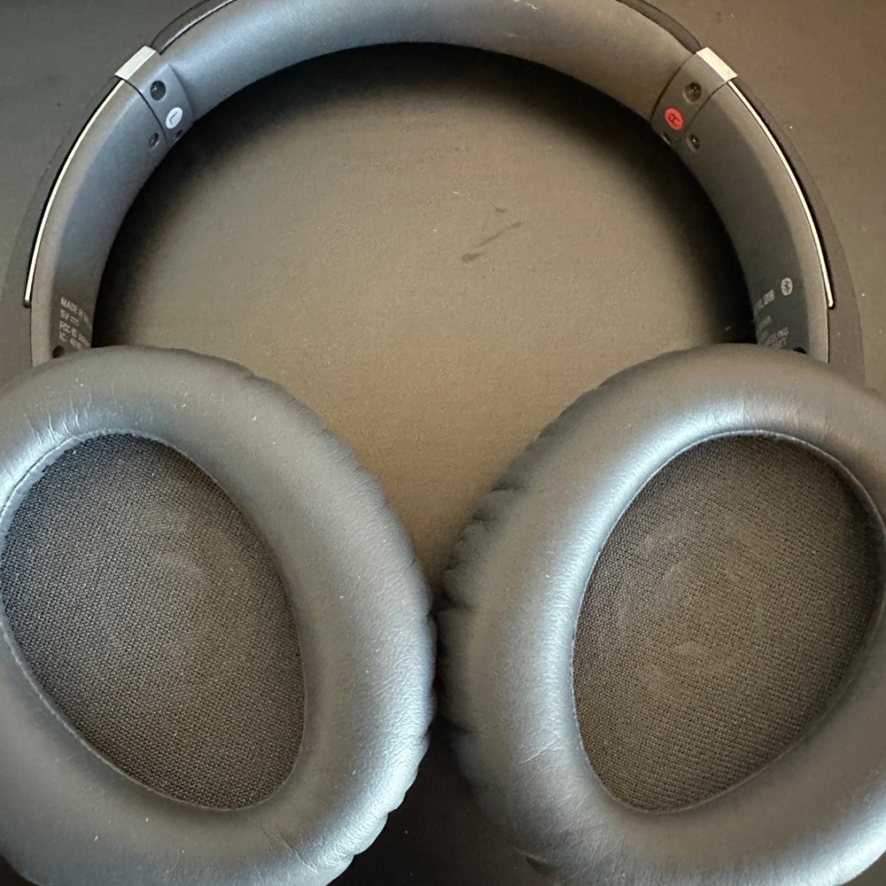 Sony Over-Ear Noise Cancelling Wireless Headphones - Picture 5 of 9
